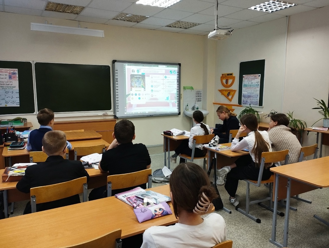 Учащиеся 5-6 классов вместе с «Уроком цифры» узнали о принципах искусственного интеллекта и машинном обучении, больших данных, правилах безопасного поведения в интернете.