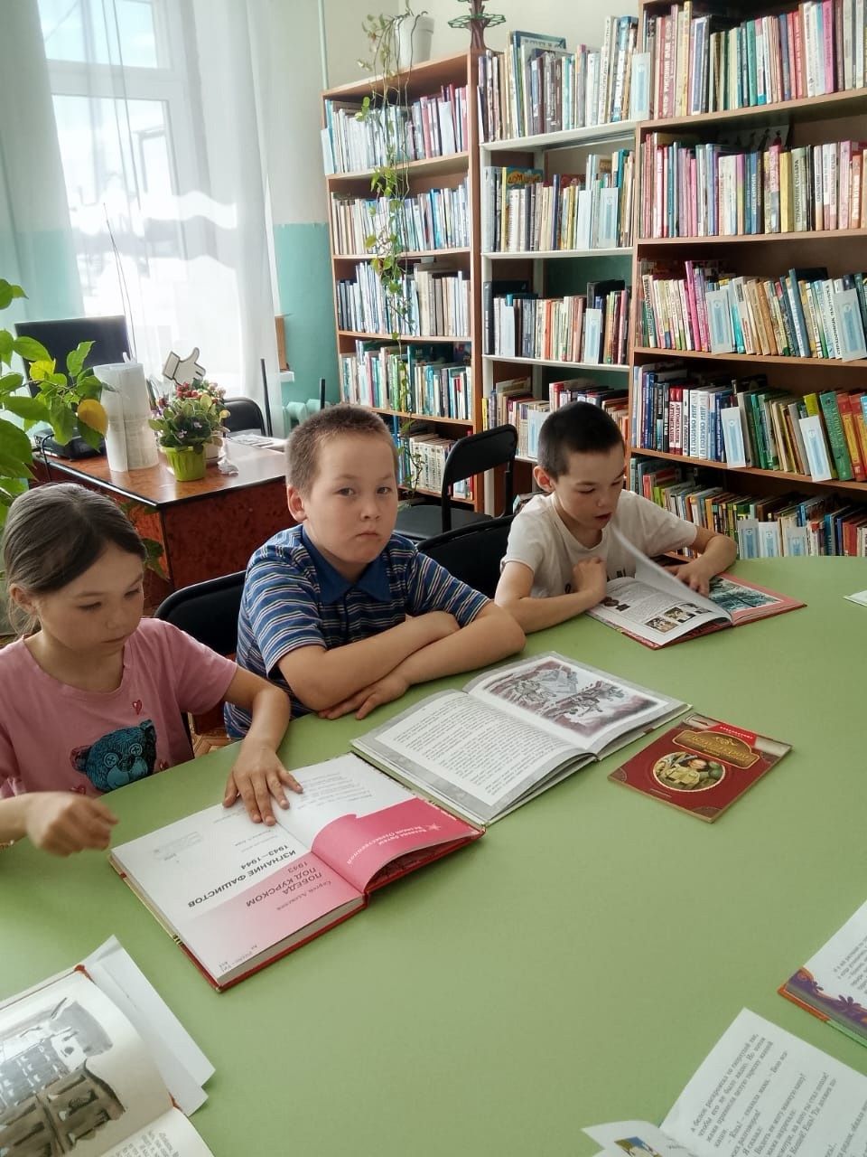 Воспитанники пришкольного интерната сегодня побывали в гостях в сельской библиотеке..
