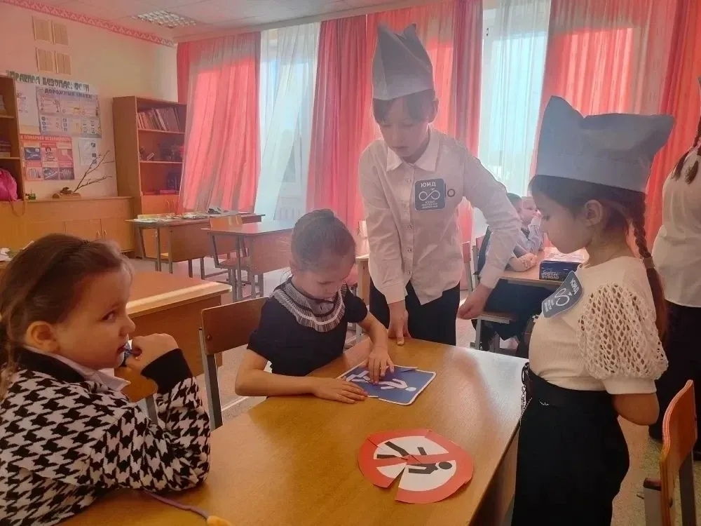 Посвящение в пешеходы первоклассников.