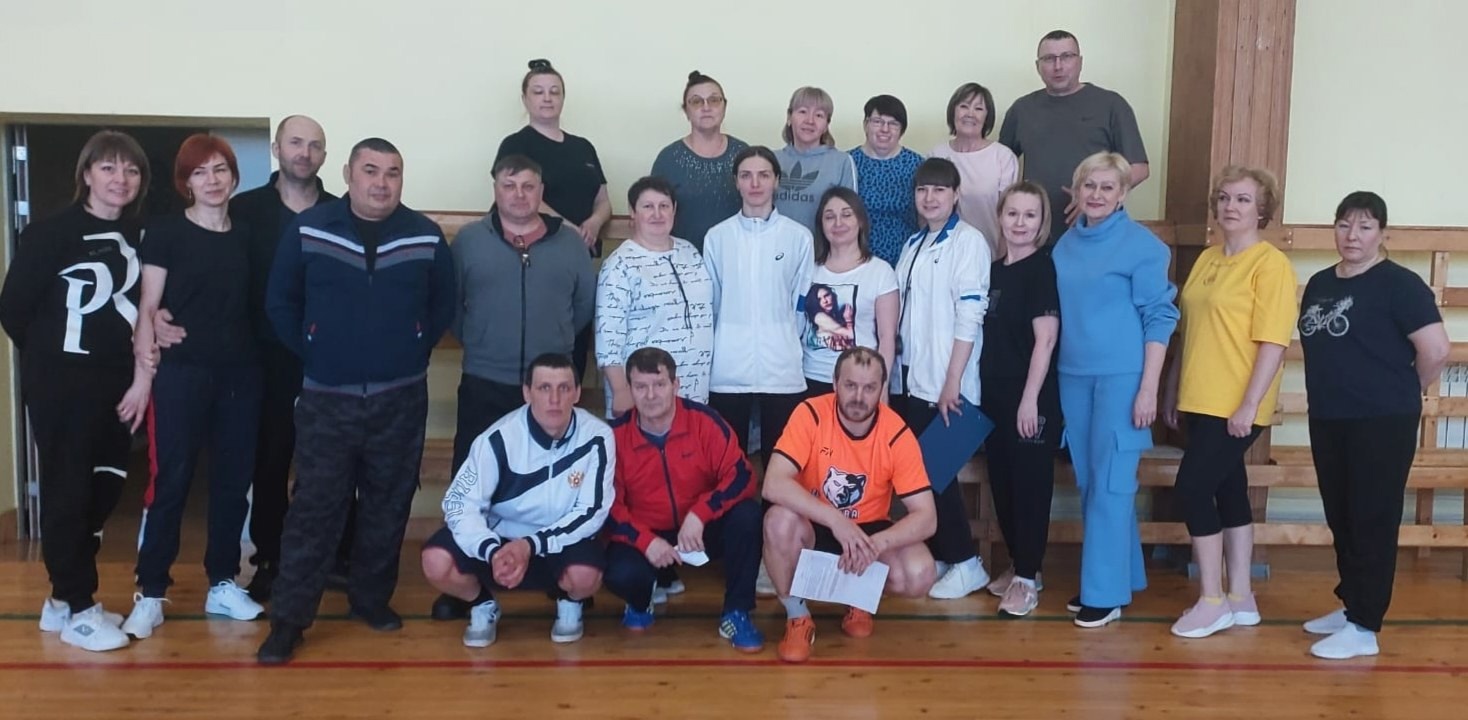 Сегодня  педагоги и работники школы дружно  пришли в спортцентр  в спортивной форме и в отличном настроении,чтобы сдать нормы ГТО..